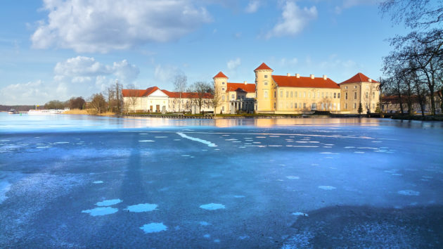 Schloss Rheinsberg mit gefrorenem See