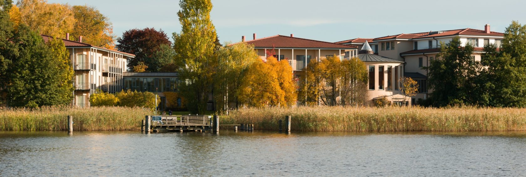 Herbstansicht des Hotels vom See aus
